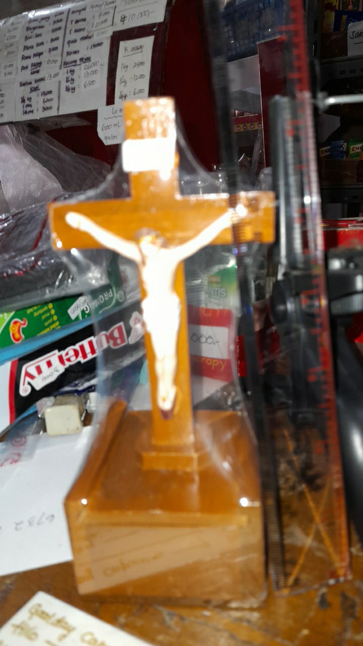 Salib Duduk Meja Kayu Dengan Kotak Rosario Benda Rohani Corpus Patung Yesus Inri Fiberglass 17 Cm