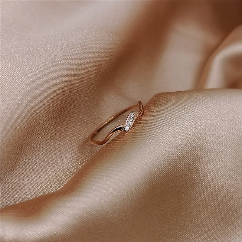 Cincin Bahan Titanium Steel Warna Rose Gold Aksen Kristal Untuk Wanita