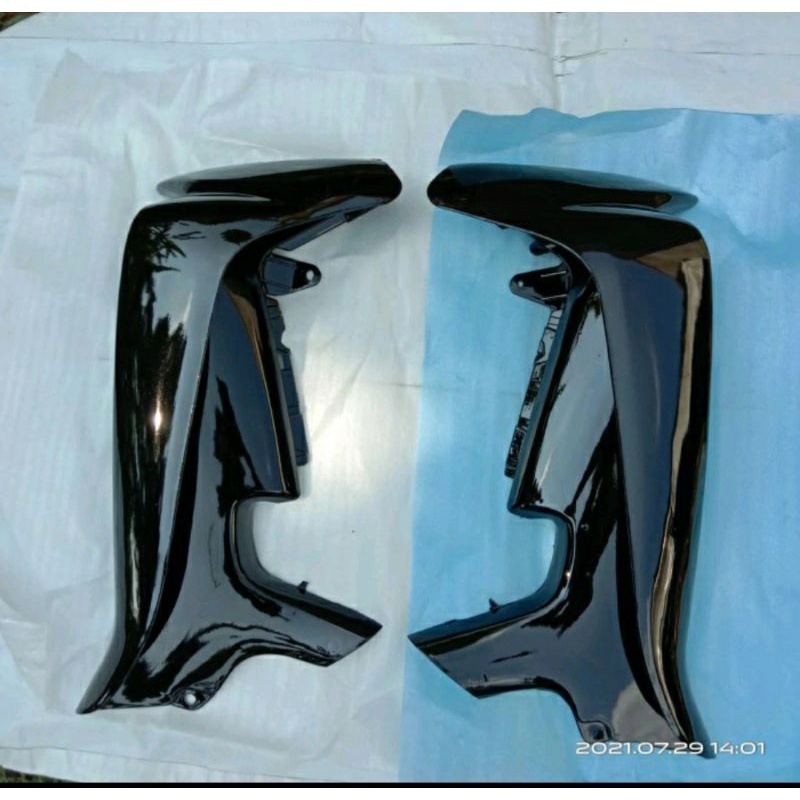 Sayap luar suzuki Smash lama 110 cc warna hitam.