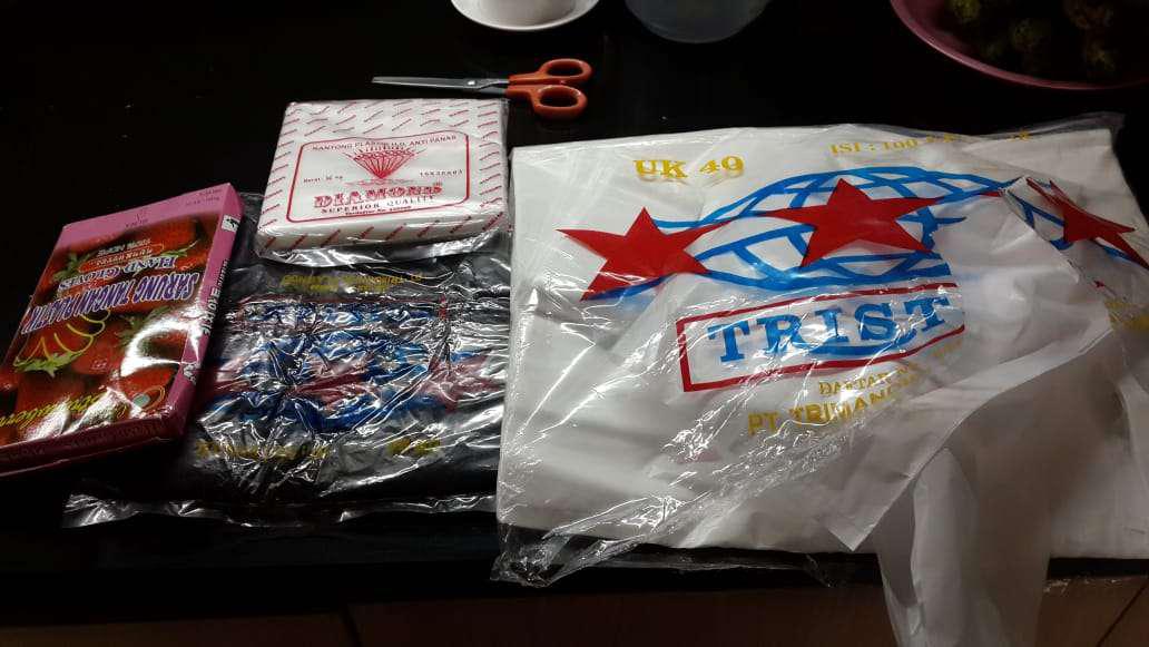 Kantong Keresek Plastik Tristar 40 Hitam Putih Merah 40x62cm High Quality