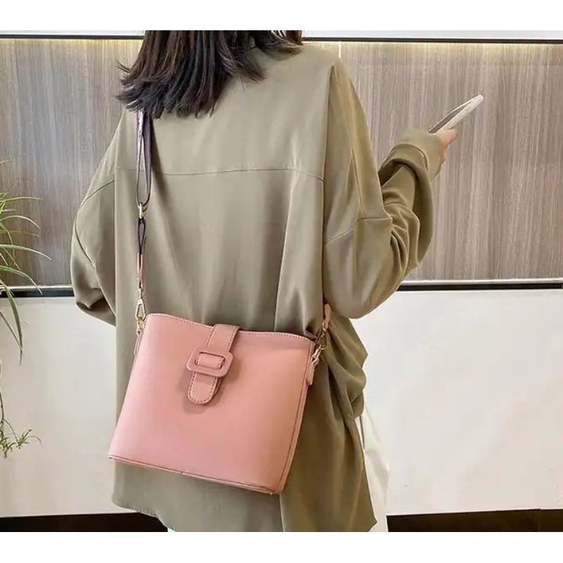

Kode: ELJ 5329IDR : 127 rb Bahan : Kulit PU ukuran: 21 x 22 x 11 cm Warna :Black, White, Pink, Blue