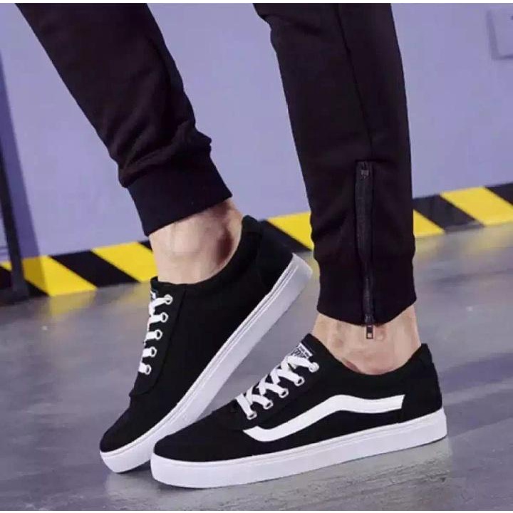 Sepatu Sneakers Pria termurah / Sepatu Sepatu Hitam Plat Putih / Sepatu Sekolah