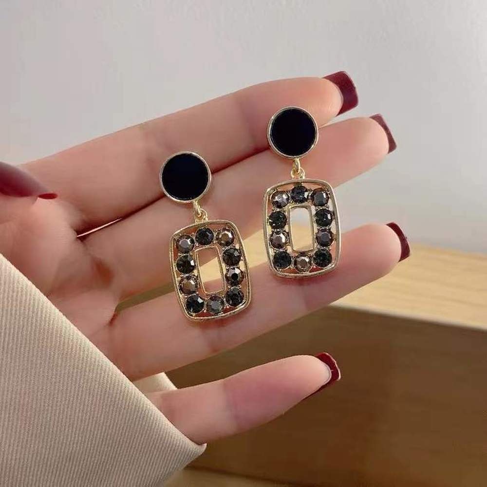 Anting Tusuk Gantung Bentuk Kotak Geometri Hias Berlian Imitasi Gaya Retro Hong Kong Untuk Wanita