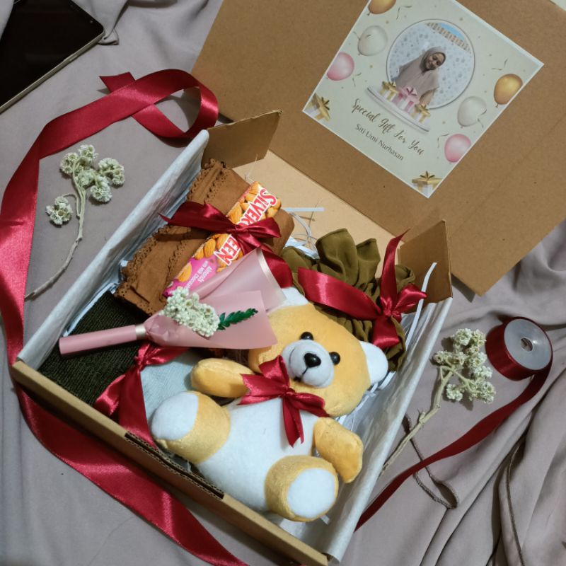 Special Gift Box Hampers Kado Cewek / Hampers Cewek Boneka Bear / Hampers Hijab Kado Ultah Wisuda Sidang Wedding Anniversary Birthday Coklat