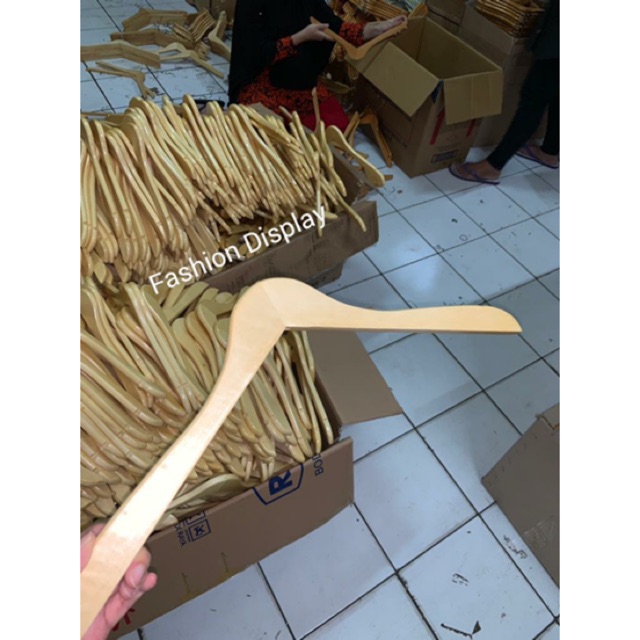 Hanger Kayu  Gantungan  Baju  Kayu  Natural Dewasa HKAY021ABD 