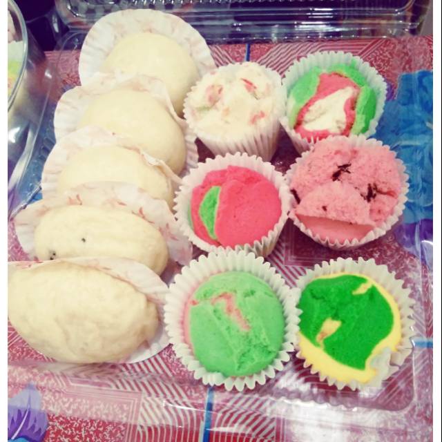 

Bakpao mini dan bolu kukus