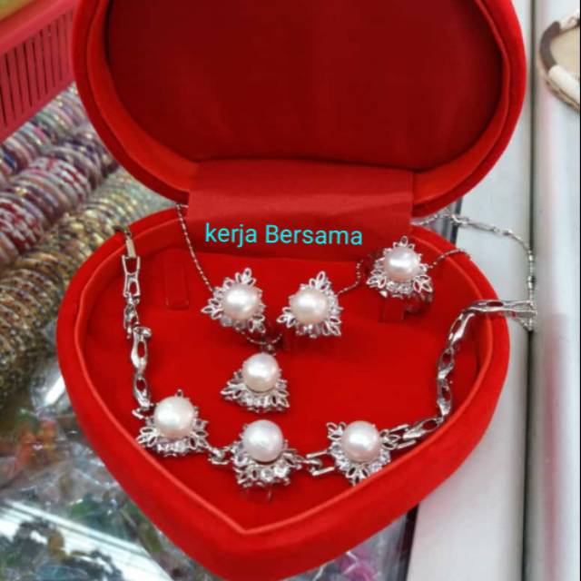 

Set mutiara asli air tawar dengan box exlusive