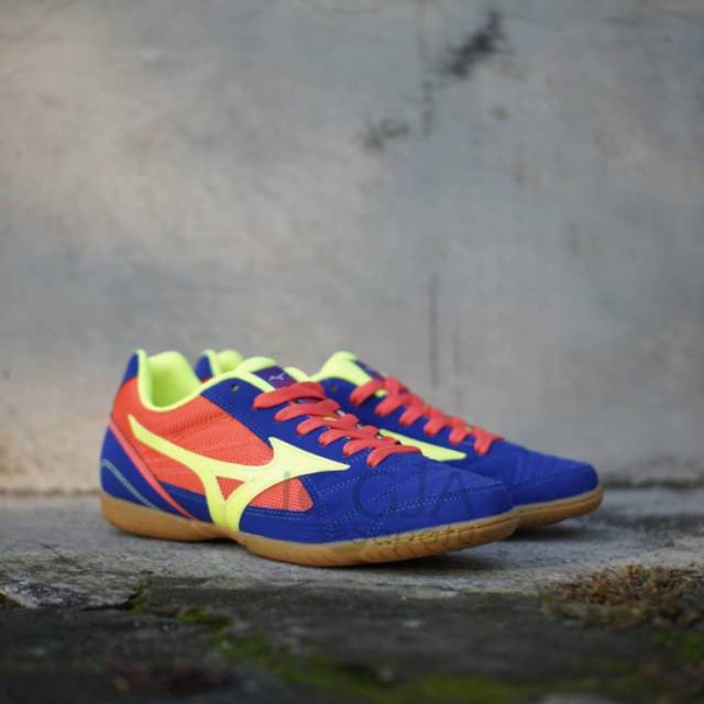 SEPATU FUTSAL MIZUNO SALA CLUB 2 IN - SURF THE WEB/SAFETY YELLOW/HOT