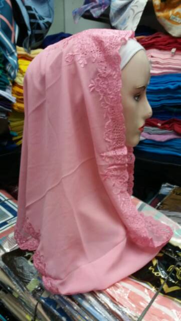 Kerudung Yenni Wahid atau Jilbab Instan Model Hoodie.