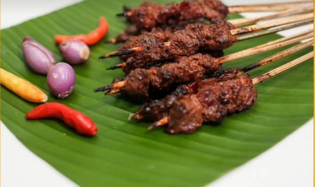 

Sate rembiga dan bebalung ibu sinaseh khas lombok