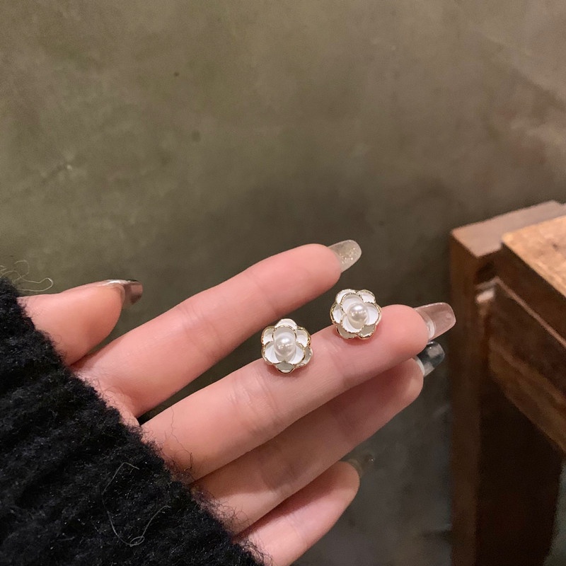 Anting Tusuk Motif Bunga Camellia Hias Mutiara Putih Ala Korea Untuk Wanita