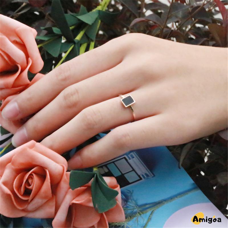 1 Pcs Fashion Cincin Titanium Wanita Kotak Hitam Pola Mawar Emas Stainless Hitam Unisex  Aksesoris - AG2