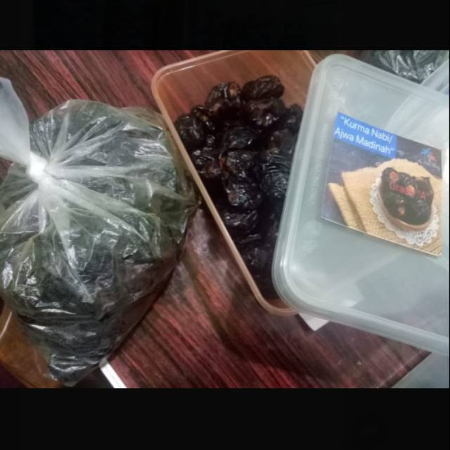 

Kurma Ajwa Madinah GRADE A (1KG & 500gram)