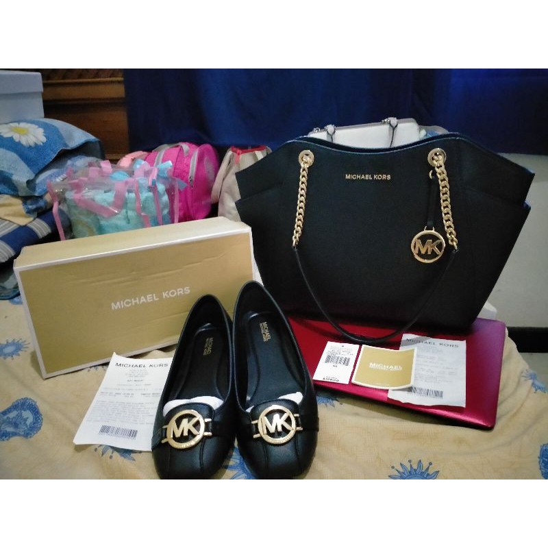 Bundling Tas MK Jet Set Travel Large Chain Tote Black & Sepatu MK Fulton Moc Saffiano US 8 Black