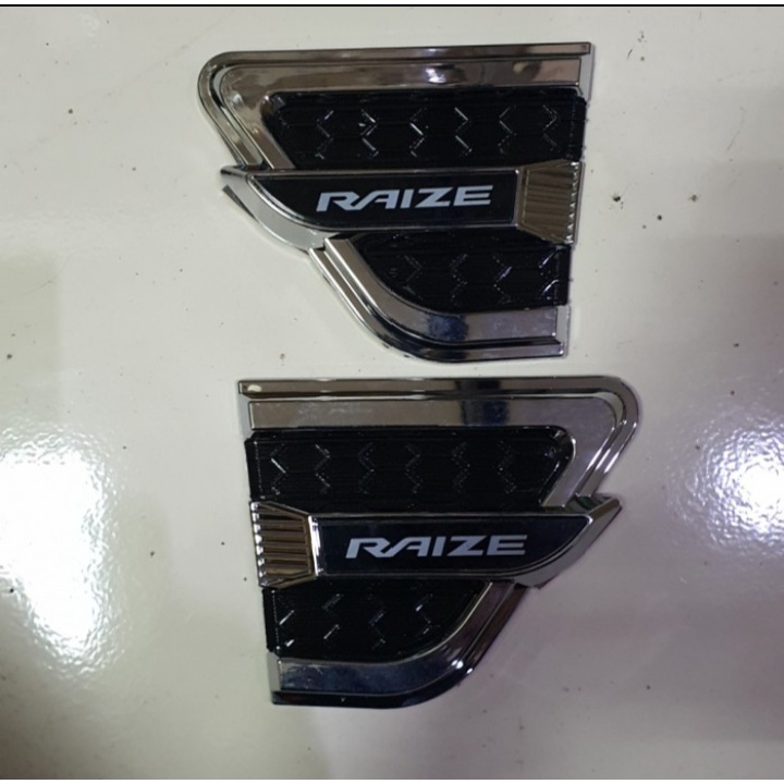 Emblem side ventilator hitam list chrome toyota Raize.