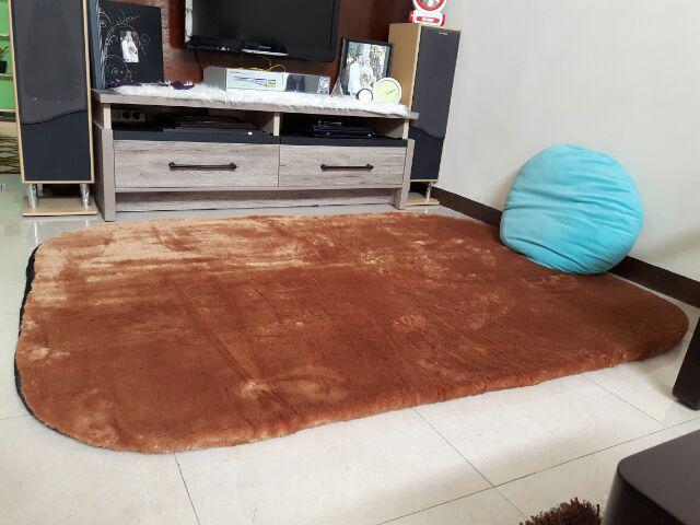 Karpet Bulu Oval 200x150x4cm