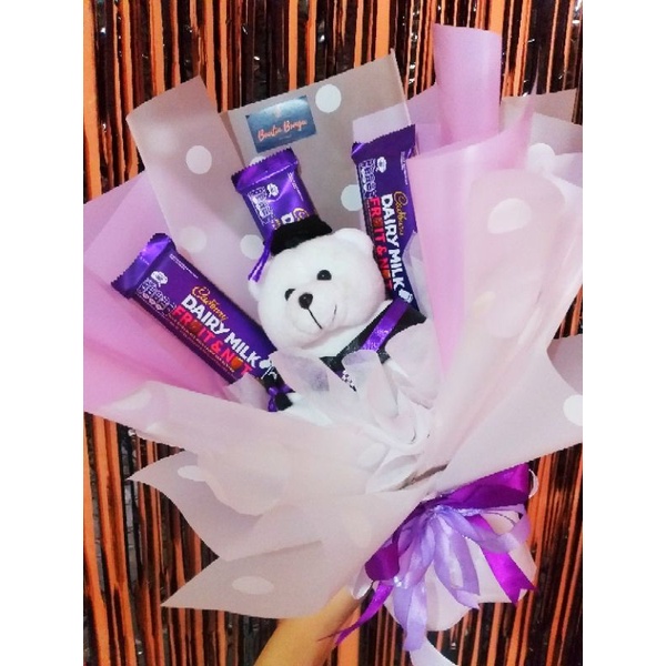 

Buket Coklat Buket Boneka Wisuda Hadiah Gift Hampers Graduation Coklat Cadbury Dairy Milk Mewah Murah Flowers Bouquet Boneka