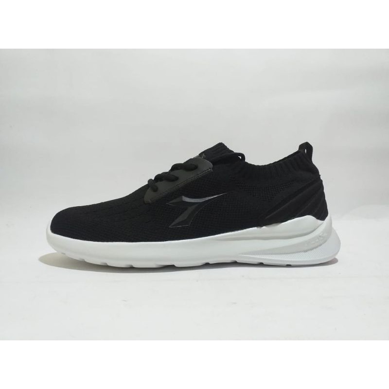 SEPATU DIADORA TADDEO SIZE 44 HITAM ORIGINAL BNIB SNEAKERS
