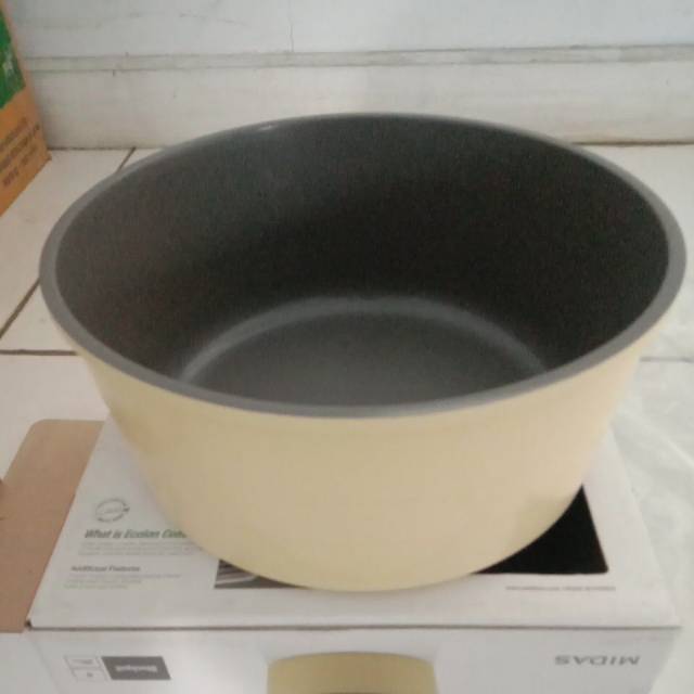 Neoflam panci 20cm ,,kondisi bawah lecet