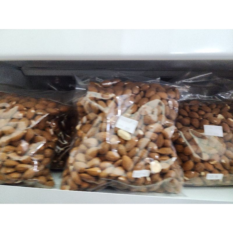 

Kacang Almond Mentah Utuh 500gram
