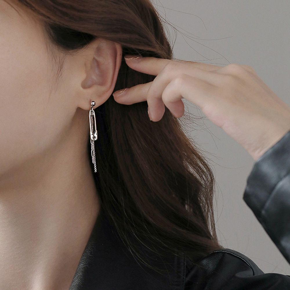 Anting Stud Rantai Panjang Aksen Berlian Imitasi Bahan Zirkon Gaya Korea Untuk Wanita