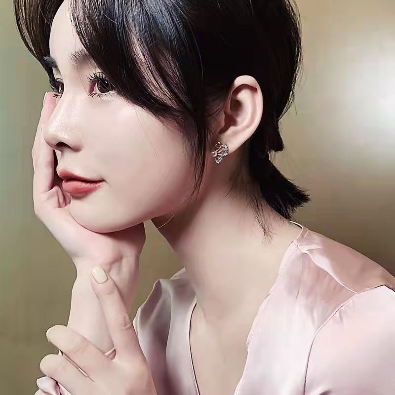 (Hello Girl)E07 Anting Wanita Model Tusuk Motif Bunga Dan Kupu Mutiara Gaya Korea Import