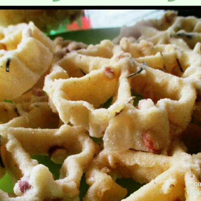 

Peyek kacang kembang goyang