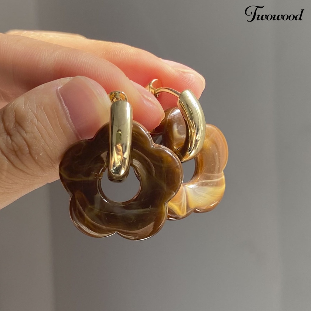 1 Pasang Anting Bentuk Bunga Model Hollow Out Bahan Resin Untuk Wanita