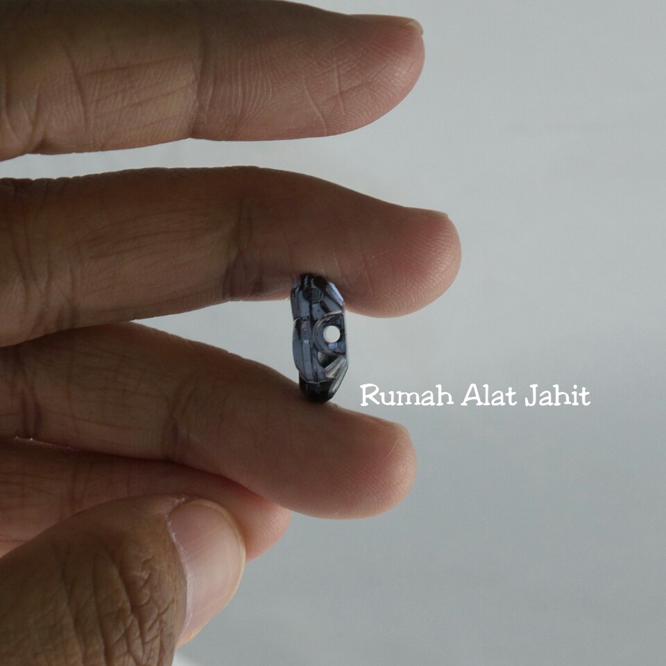 Kancing Akrilik Motif Bunga Bermata 12mm