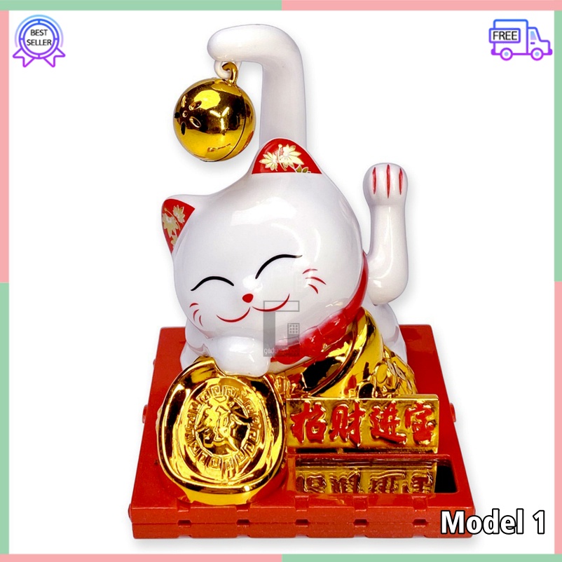 Patung Pajangan Boneka Hiasan Mainan Kucing Hoki Lucky Cat Maneki Neko Maneki Neko Dewa Chaisen Chai Cai Sen Caisen Ye Dewi Rejeki Rezeki Keberuntungan Tangan Goyang Gerak Bergerak China Cina Jepang Dashboard Mobil Mini Kecil Solar No Baterai Batrei Batre