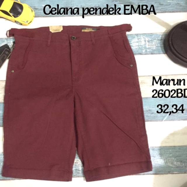 Celana pendek Emba