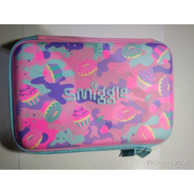

Hardcase kotak pensil smiggle.....