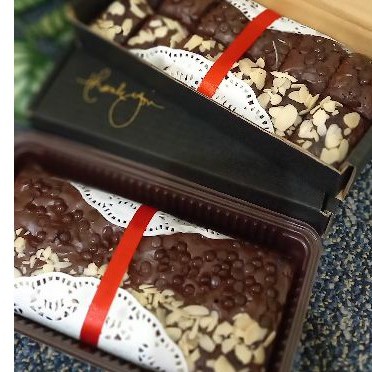 

FUDGY BROWNIES SHINY/BROWNIES SEKAT