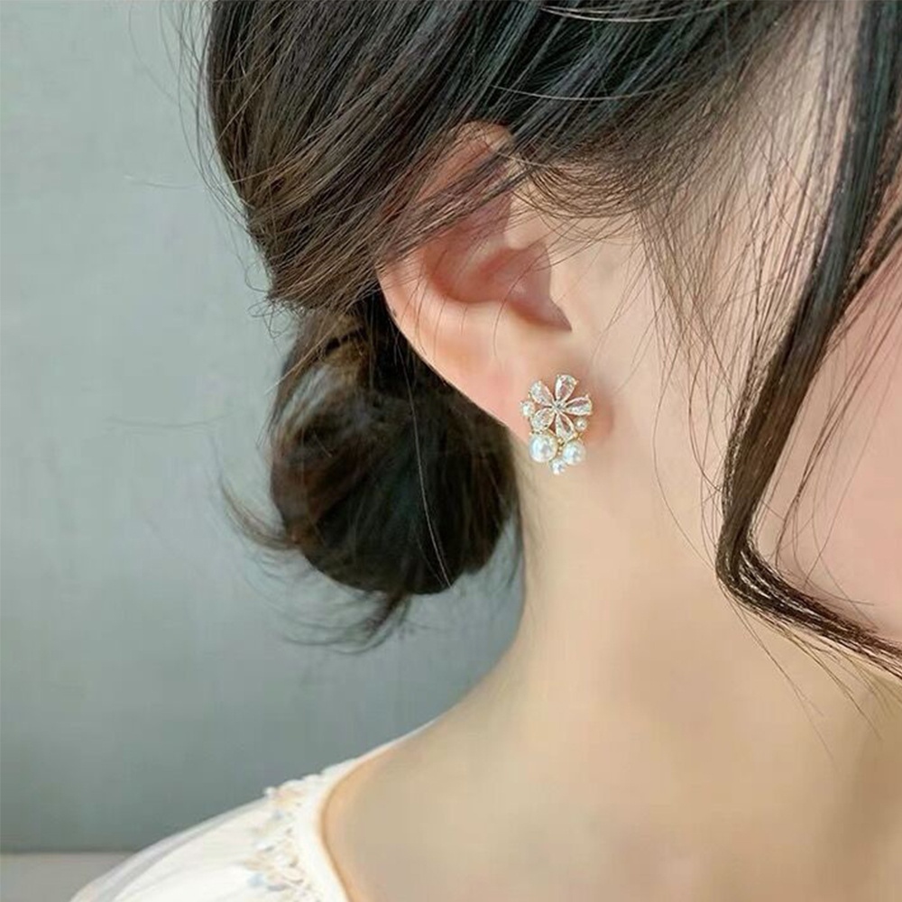 Anting Stud Zircon Bentuk Bunga Aksen Mutiara Multicolor Untuk Wanita