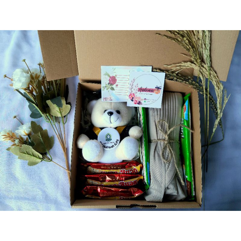 

Hampers Wisuda (Boneka wisuda 16 cm dan hijab instan)