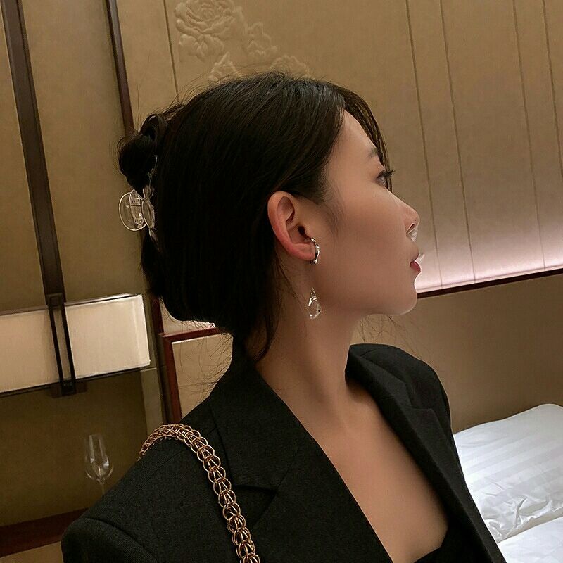 Anting Klip Tanpa Tindik Model Rumbai Panjang Aksen Kristal Gaya Korea Retro