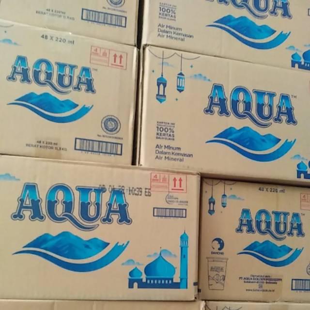 

Air minum mineral merek Aqua gelas 200ml