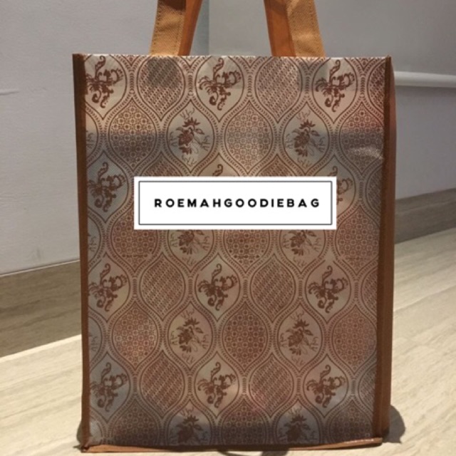 

Tas Spunbond Batik/Tas Souvenir/Goodiebag/Tas Kain Spondbond