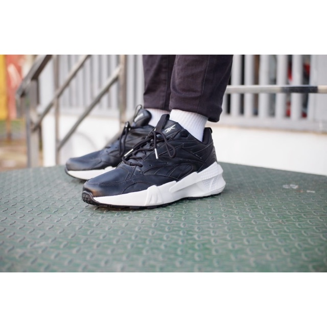 Sepatu reebok aztrek double black white original bnwb