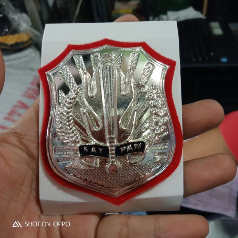 pin kwenangan security besar silver