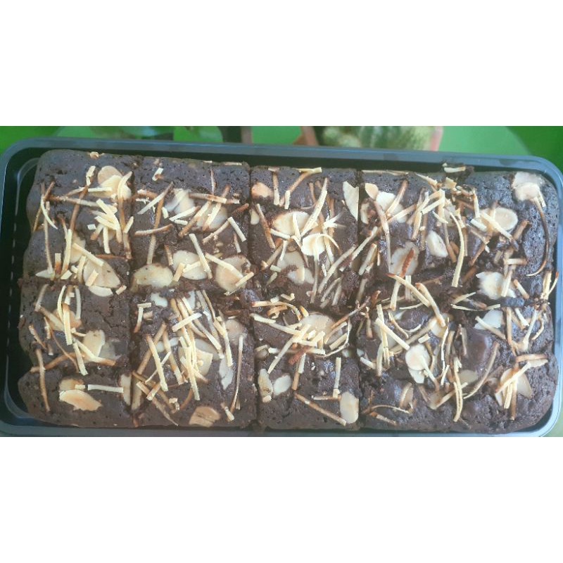 

Fudgy Brownies Panggang Toping Almond Keju Premium Murah