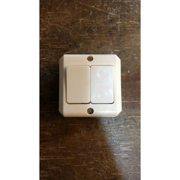 Saklar Engkel Bright-G 702OB 2 Segi Double Switch Outbow Tempel SNI Broco