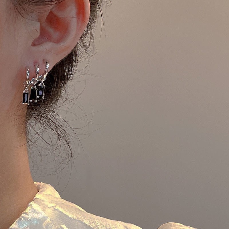 Anting Rumbai Liontin Kristal Zircon Tiga Baris Warna Hitam Gaya Klasik Elegan Untuk Wanita