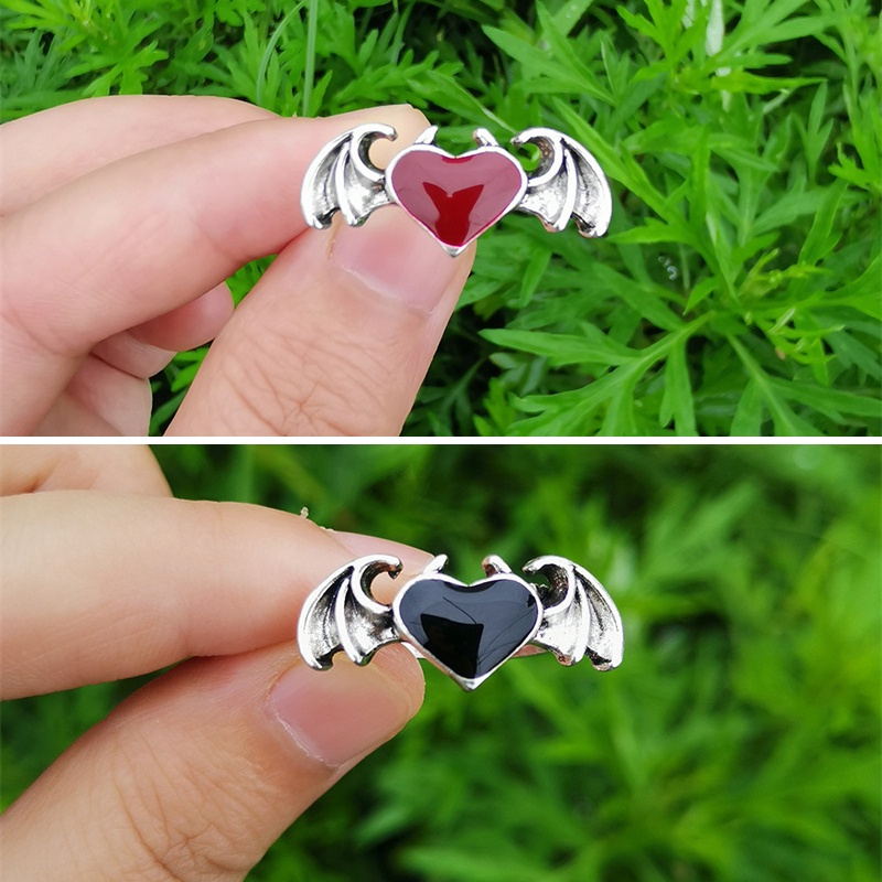 Cincin Model Terbuka Desain Sayap Iblis Hati Warna Hitam Merah Gaya Retro Adjustable Untuk Pasangan