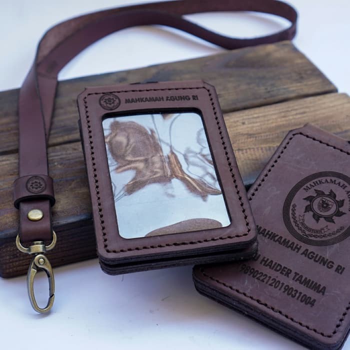 

ID Card Holder Kulit Custom Nama & Logo Model Lipat Warna COKLAT