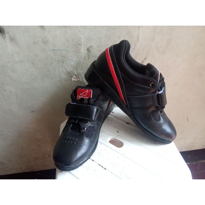 sepatu angkat besi lokal