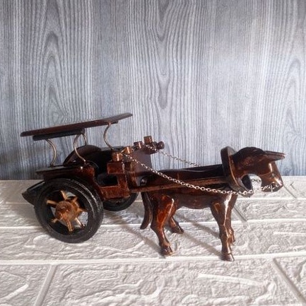 Miniatur delman untuk hiasan dinding rumah