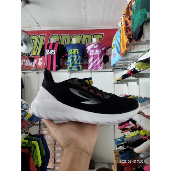 sepatu running nineteen ory