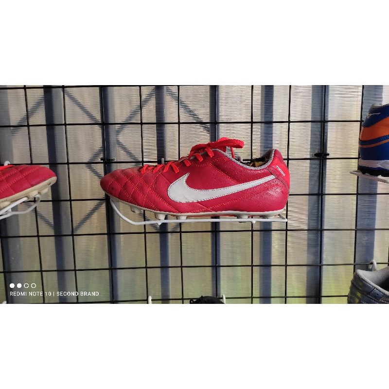 sepatu bola tiempo second nike