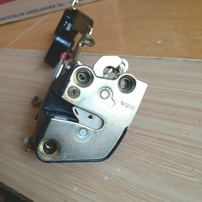 door lock pintu belakang kanan daihatsu taruna ori murah,